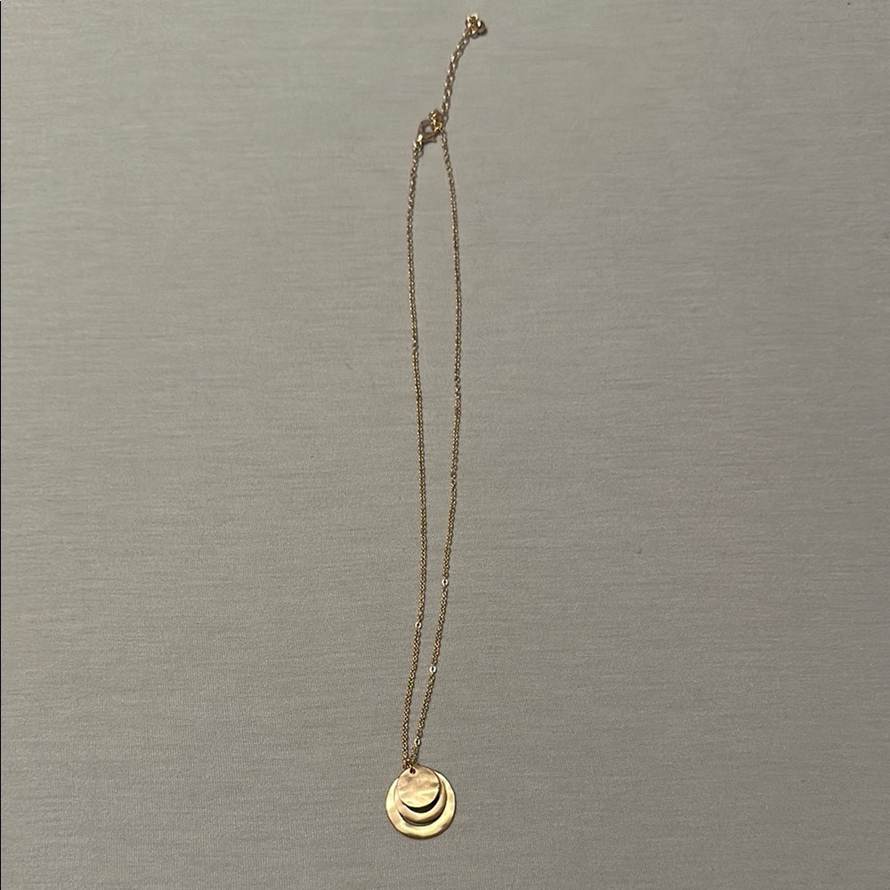 Elegant Gold Pendant Necklace